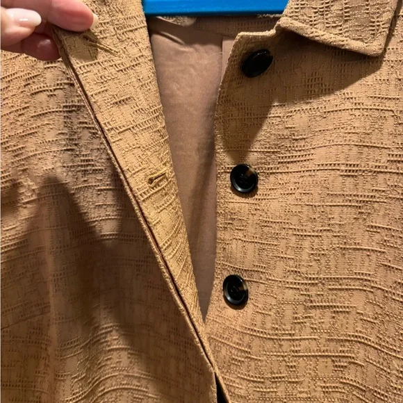Chico's khaki tan jacket with 4 hidden buttons and pleat back, lined/lightweight - Picture 3 of 6